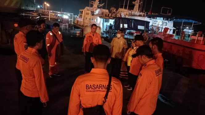 Tim SAR Gabungan saat mengevakuasi kapal pengangkut PMI tenggelam di perairan Selat Malaka.(dok Basarnas Medan)