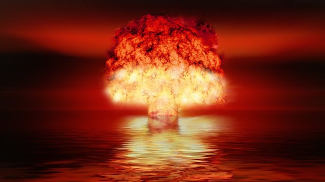 Una imagen / gran explosión sobre la bomba explosiva.