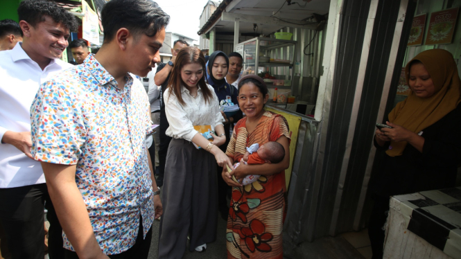 Gibran dan sang istri, Selvi menyapa warga Tangerang