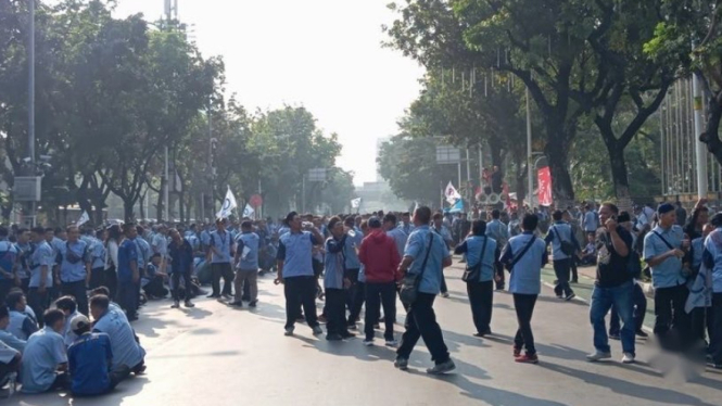 Massa sopir angkutan umum JakLingko dan angkutan reguler mengelar unjuk rasa di depan Balai Kota DKI, Jakarta Puat, Selasa 30 Juli 2024. 