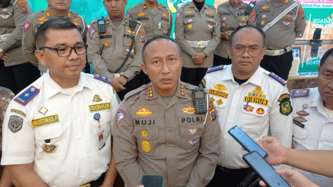 Direktur Lalulintas Polda Sumut, Kombes Pol. Muji, Kadishub Sumut, Agustinus Panjaitan, saat memberikan keterangan pers persiapan penyelenggaraan PON 2024 wilayah Sumut.(B.S.Putra/VIVA)