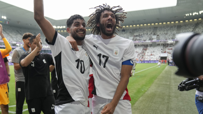 Pemain Timnas Mesir, Mohamed Elneny dan Ibrahim Adel rayakan kemenangan