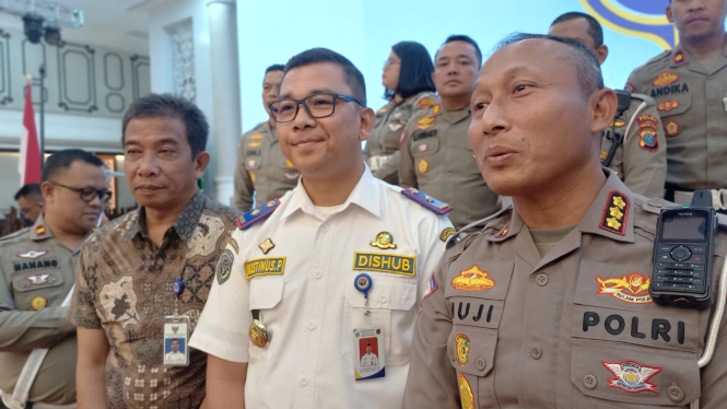 Direktur Lalulintas Polda Sumut, Kombes Pol. Muji, Kadishub Sumut, Agustinus Panjaitan, saat memberikan keterangan pers persiapan penyelenggaraan PON 2024 wilayah Sumut.(B.S.Putra/VIVA)