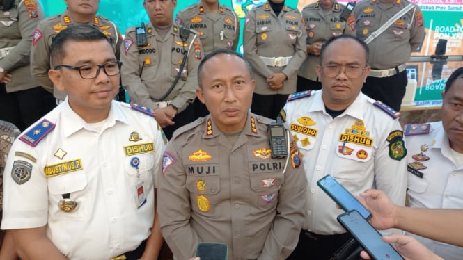 Direktur Lalulintas Polda Sumut, Kombes Pol. Muji saat memberikan keterangan pers persiapan penyelenggaraan PON 2024 wilayah Sumut.(B.S.Putra/VIVA)