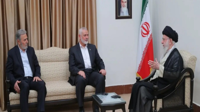 Pemimpin Hamas Ismail Haniyeh bertemu pemimpin Revolusi Iran Ali Khamenei, 30/7