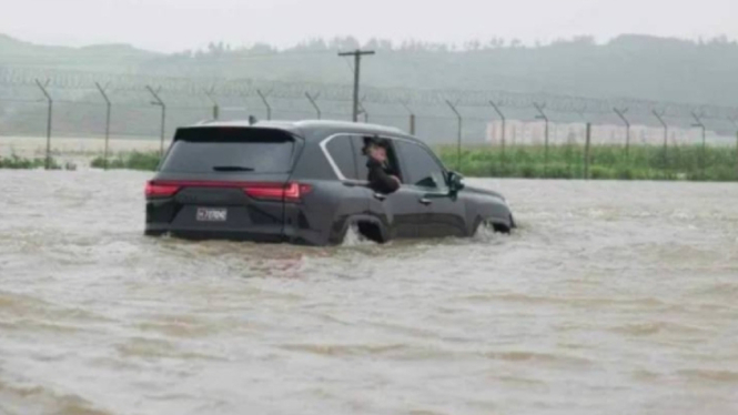 Momen Kim Jong Un Keliling Kota Pantau Banjir Dengan Lexus Hitam (Doc: BBC Internasional)