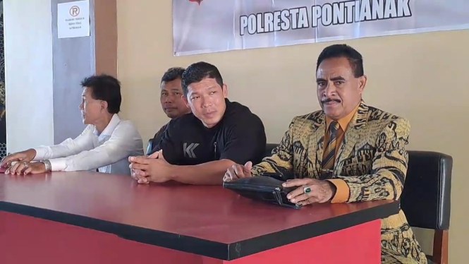 Owner K-Gym Pontianak, Sy alias Ah (kaos hitam) memenuhi panggilan penyidik di Polresta Pontianak, Kota Pontianak, Kalbar, Rabu 31 Juli 2024. Sy langsung dilakukan penahanan oleh penyidik usai pemeriksaan.