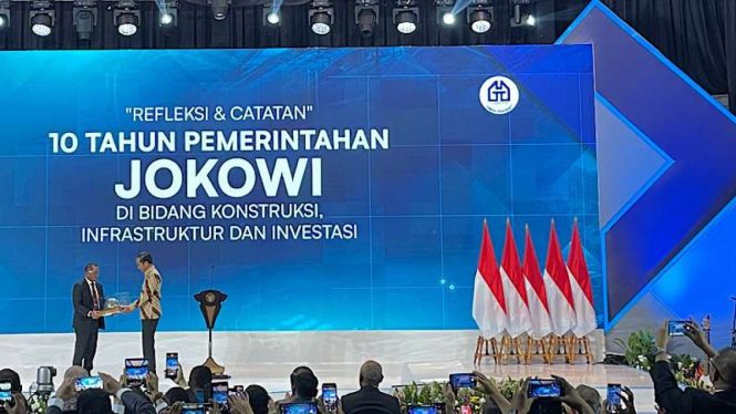 Presiden Jokowi Terima Penghargaan Berupa Helm Sebagai Bapak Konstruksi