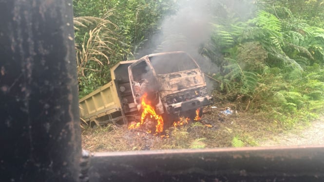 Mobil truk yang dibakar kelompok kriminal Bersenja 