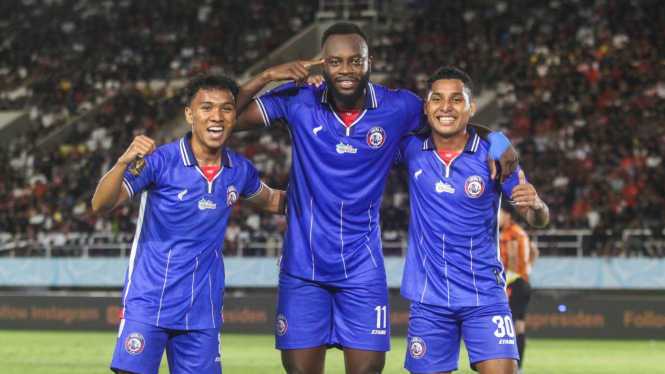 Selebrasi pemain Arema FC usai jebol gawang Persis Solo di babak semifinal Piala Presiden 2024 di Stadion Manahan, Solo