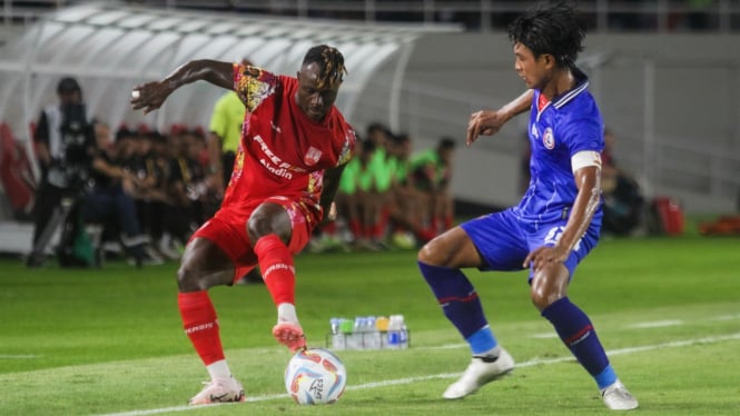 Pemain Persis Solo diadang pemain Arema FC pada laga semifinal Piala Presiden 224 di Stadion Manahan, Solo, Rabu, 31 Juli 2024, malam.