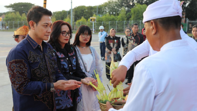 Penyambutan Kapolda Bali Irjen. Pol. Daniel Adityajaya, S.H., S.IK., M.Si. dan istri saat tiba di Base Ops Lanud I Gusti Ngurah Rai