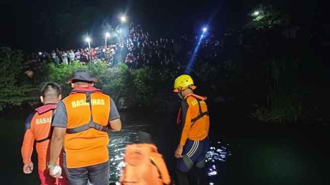 Proses evakuasi korban di Danau Toba, Kabupaten Karo.(istimewa/VIVA)