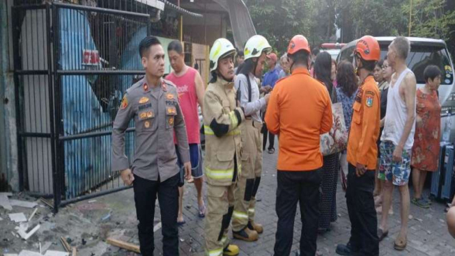 Petugas di lokasi ledakan akibat tabung gas bocor di Cengkareng, Jakarta Barat.