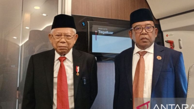 Wakil Presiden Ma'ruf Amin didampingi Staf Khusus Bidang Komunikasi dan Informasi Masduki Baidlowi memberi keterangan pers di atas Kereta Cepat Whoosh di Stasiun Tegalluar, Kabupaten Bandung, Jawa Barat, Kamis, 1 Agustus 2024.