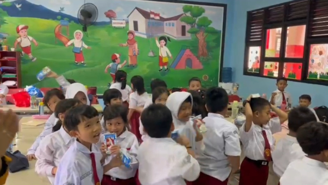 Siswa menunjukkan susu kemasan dalam uji coba program MBG di Kota Tangerang