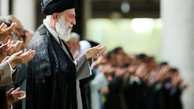 Ali Khamenei Pimpin Salat Jenazah (Doc: IRNA)