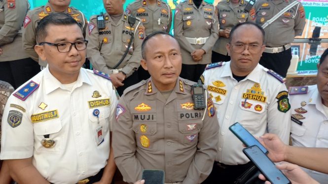 Direktur Lalulintas Polda Sumut, Kombes Pol. Muji, Kadishub Sumut, Agustinus Panjaitan, saat memberikan keterangan pers persiapan penyelenggaraan PON 2024 wilayah Sumut.(B.S.Putra/VIVA)