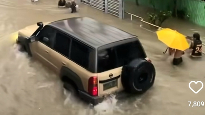 Nissan Patrol terobos banjir