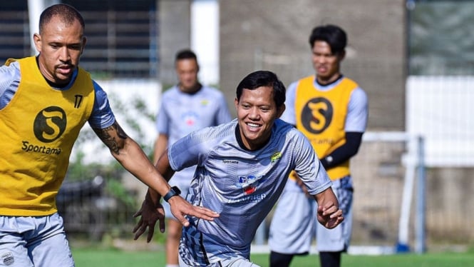 Adam Alis saat latihan bersama Persib Bandung