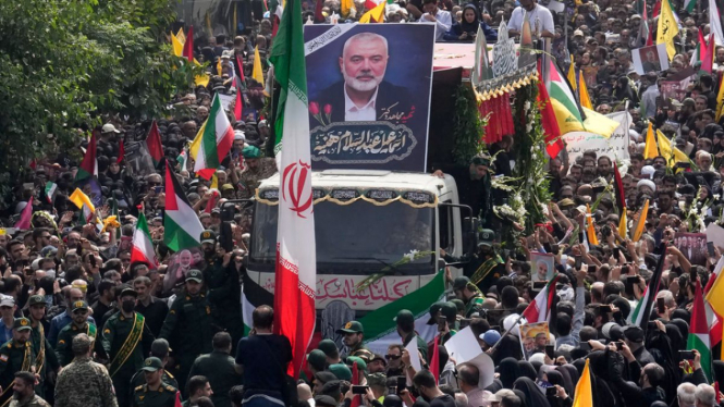 VIVA Trending: Lautan massa upacara pemakaman Ismail Haniyeh di Iran.