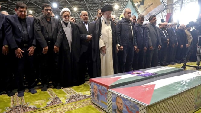 VIVA Militer: Ayatollah Khamenei pimpin salat jenazah Ismail Haniyeh