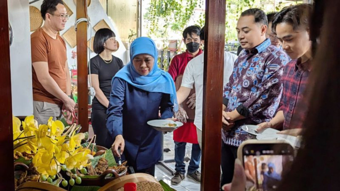 Kader PDIP Eri Cahyadi bersama Khofifah dalam momen uji coba makan gratis. 