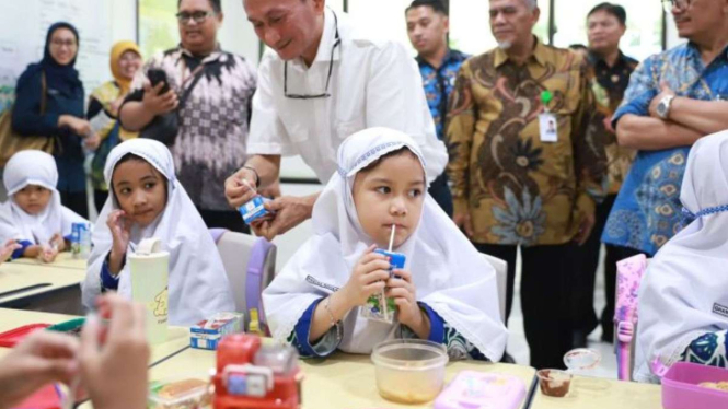 Pelaksanaan uji coba makan bergizi gratis di SDIT dan SMPIT Asy-Syukriyyah