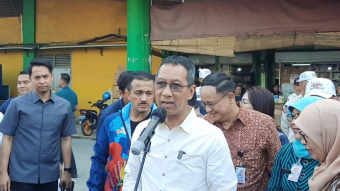 Pj Gubernur DKI Jakarta Heru Budi Hartono saat berkunjung ke Pasar Pramuka.