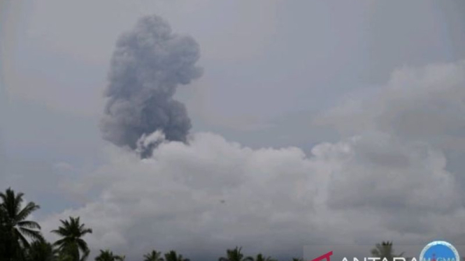 Abu vulkanik erupsi Gunung Ibu membumbung ke udara di Pulau Halmahera, Maluku Utara, Jumat, 2 Agustus 2024.