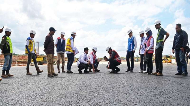 Menhub Budi Karya Sumadi meninjau pembangunan Bandara IKN Nusantara