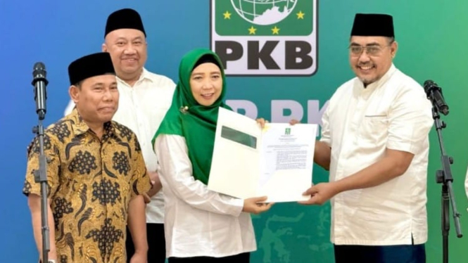 Penyerahan rekomendasi PKB ke pasangan Rohmi-Firin untuk Pilgub NTB 2024 (sumber: PKB NTB)