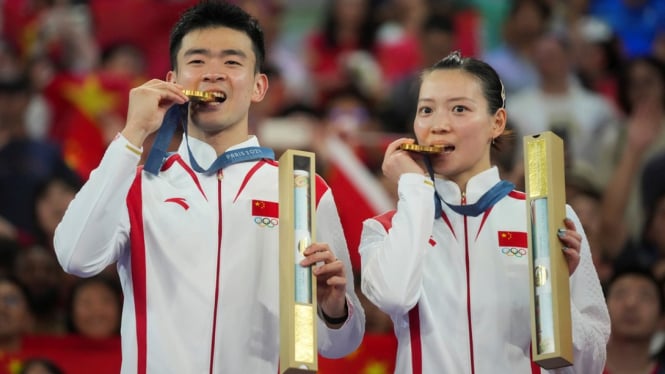 Ganda campuran China Zheng Si Wei/Huang Ya Qiong sabet emas Olimpiade 2024