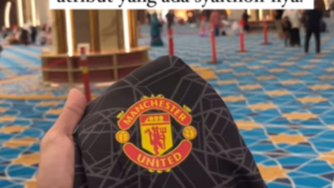 Boleh Tidak Shalat Pakai Jersey Manchester United?