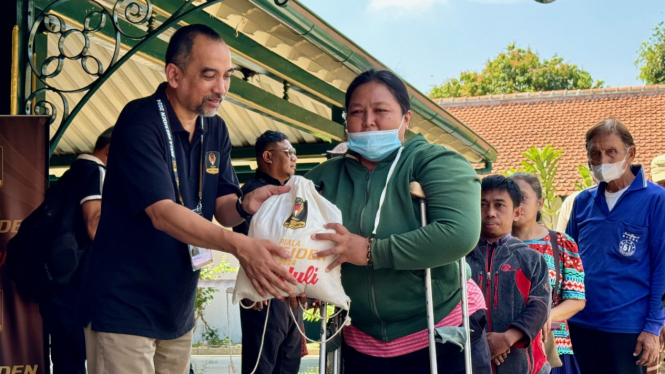 Ketua Organizing Comittee Piala Presiden 2024, Risha Adi Wijaya sedang menyerahkan pembagian bingkisan paket sembako ke penyandang difabel.