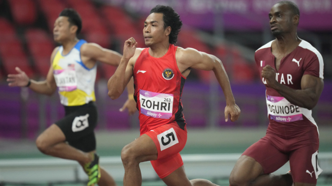 Sprinter Indonesia Lalu Muhammad Zohri (tengah)