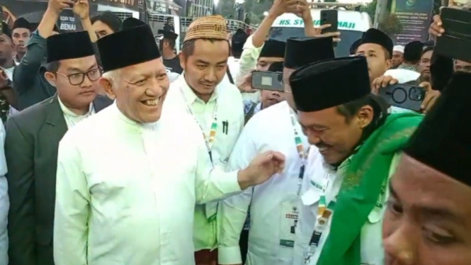 Gus Kikin dan Kiai Makki Nasir, dua calon Ketua PWNU Jatim di arena Konferwil di Tebuireng Jombang.