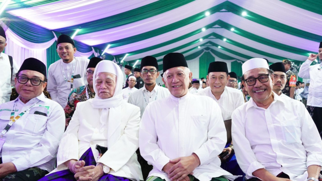 KH Anwar Manshur (dua dari kiri) dan Gus Kikin (dua dari kanan) di arena Konferwil NU Jatim di Tebuireng Jombang.