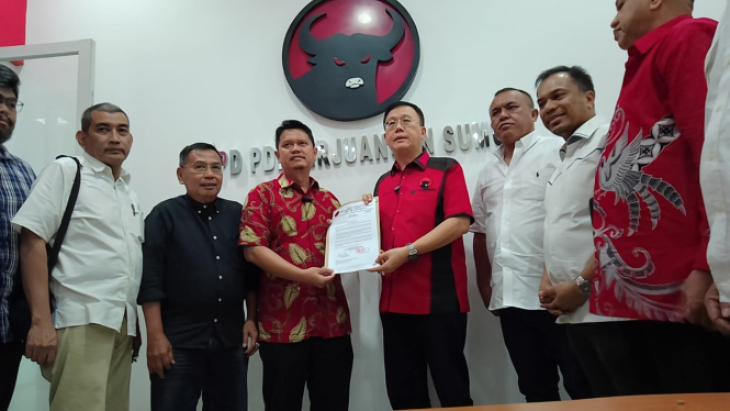 Prof Ridha Dharmajaya menerima surat tugas dari PDIP maju di Pilkada Medan 2024.(B.S.Putra/VIVA)