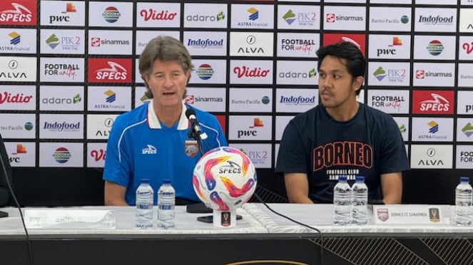 El entrenador del Borneo FC, Pieter Huistra, durante una conferencia de prensa antes del partido final de la Copa del Presidente en el estadio Manahan, Solo, el sábado 3 de agosto de 2024.