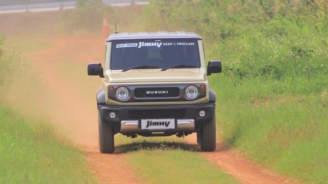 Suzuki Jimny 5 Pintu di jalan semi offroad