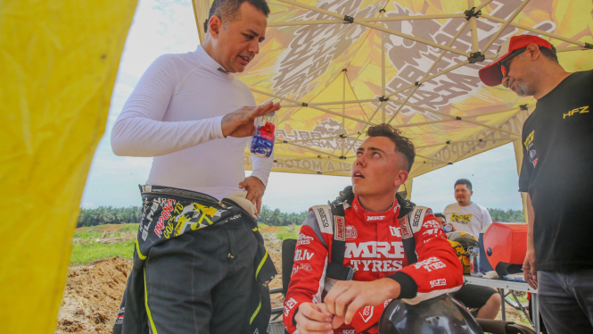 Musa Rajekshah dan Martin Sesks di arena APRC Sumatera Rally 2024, di Kabupaten Sergai.(istimewa/VIVA)