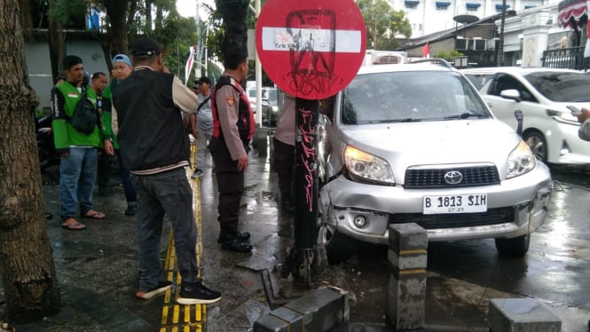 Mobil yang dibawa bocah 9 tahun di Kemang, Jaksel.