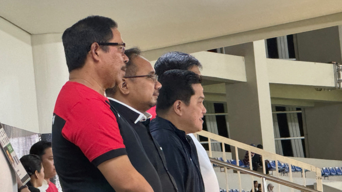 Menteri Agama Yaqut Cholil Qoumas, Ketum PSSI Erick Thohir dan Pj Gubernur Jateng tonton final Piala Presiden 2024 di Stadion Manahan, Solo.