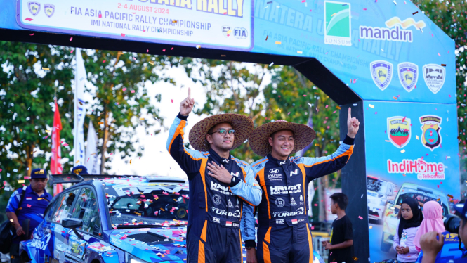 Pembalap H Rihans Variza bersama co driver M Fahrezi Fadh, tercepat dan juarai Sumatera Utara Rally 2024.(istimewa/VIVA)