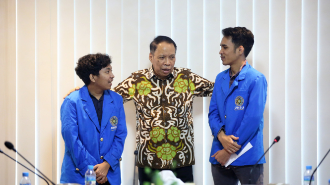 Rektor UMSU, berfoto dengan 2 Mahasiswa UMSU berangkat ke Thailand dan Ceko.(dok UMSU)