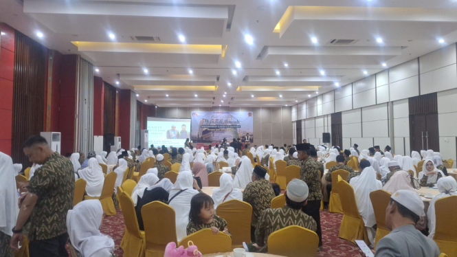 Ratusan orang jemaah calon umrah mengikuti pembekalan dan edukasi tentang manasik umrah di Aula Hotel Lorin Sentul, Kabupaten Bogor, Jawa Barat, Minggu, 4 Agustus 2024.