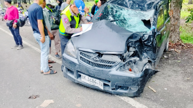 Mobil yang menabrak sepeda motor tewaskan tiga orang di Kabupaten Sergai.(dok Polres Sergai)