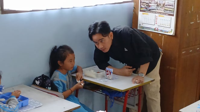 Gibran saat berbincang dengan salah seorang siswa dalam pantauan program MBG di Kota Tangerang