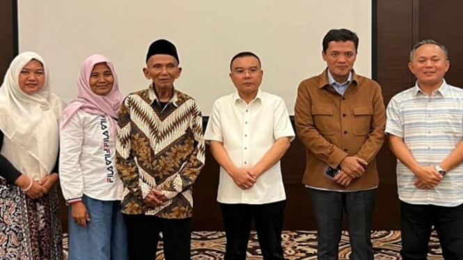 Ketua Harian DPP Gerindr Sufmi Dasco Ahmad (tengah) bersama korban Peristiwa 98.